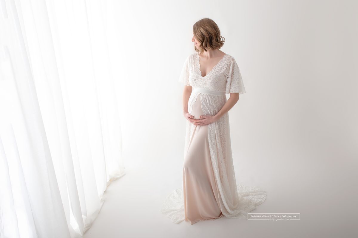 Studio Fotoshooting im Spitzen Kleid für Schwangere