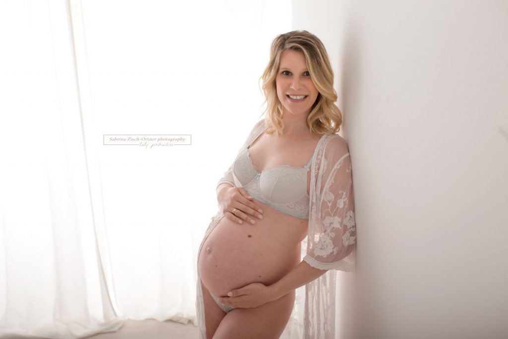 Umhang in Spitze für Schwangere mit Babybauch für Fotoshooting