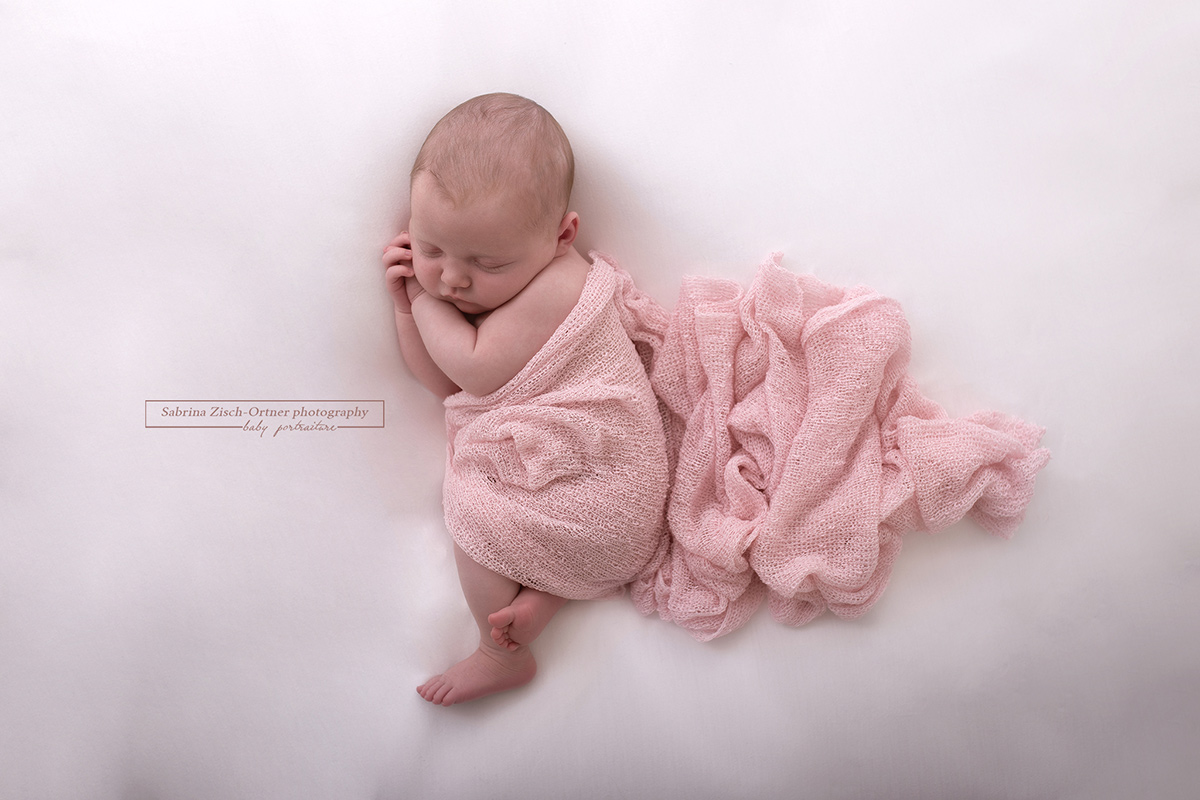 frisch geschlüpftes Baby in rosa Wrap