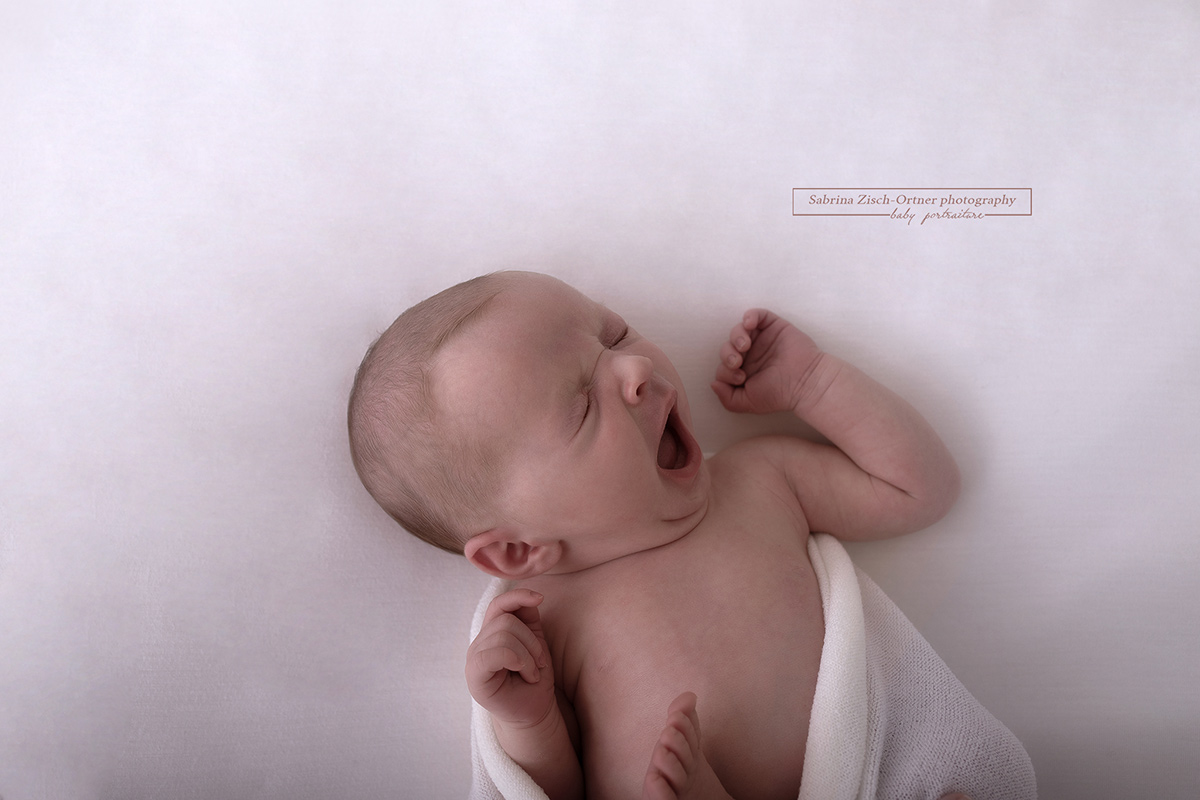 gähnendes neugeborenes im Fotostudio in Wien