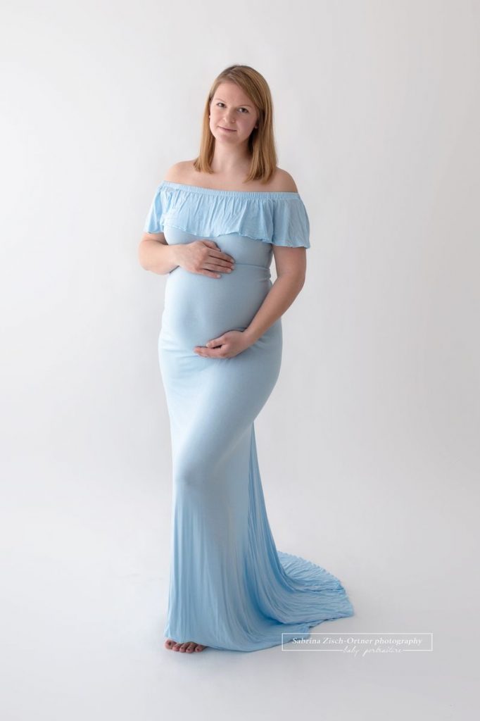 hübsches zart blaues Babybauchkleid perfekt passende für Schwangere