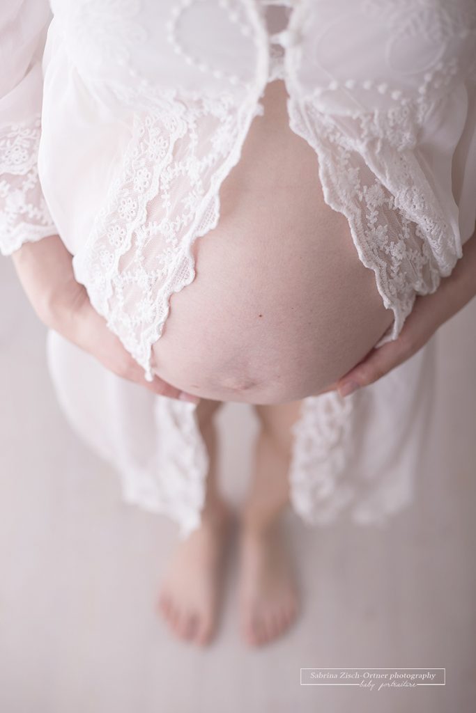 knielanger Spitzenumhang für Schwangere