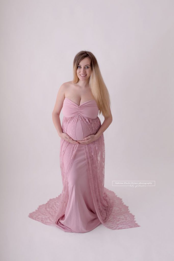rosa Spitzenkleid mit offenem Schlitz gepaart mit Rosa Sienna Kleid