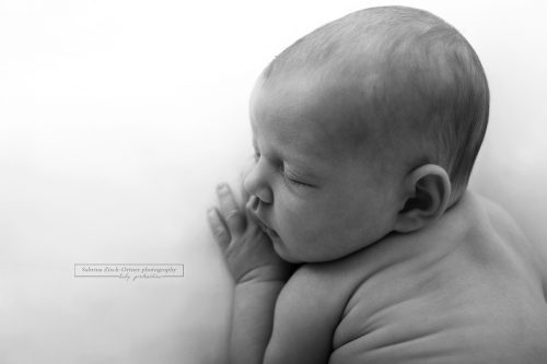 seitliches Portrait des Babys in Schwarz Weiß