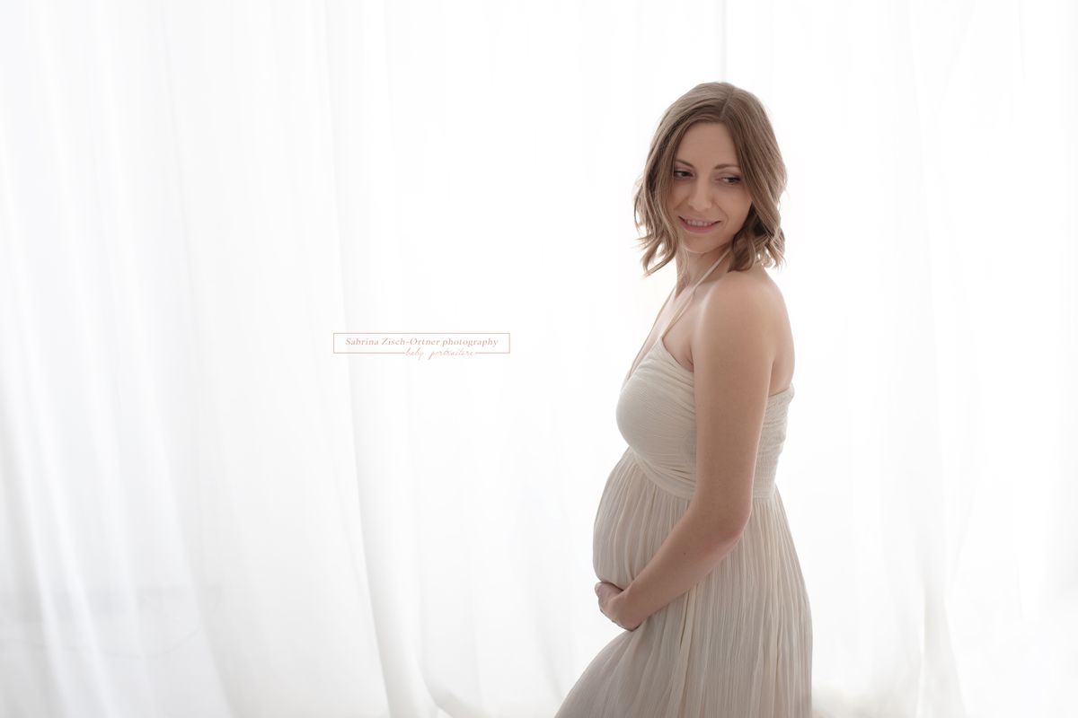 sommerliches Fotoshooting Kleid für Schwangere