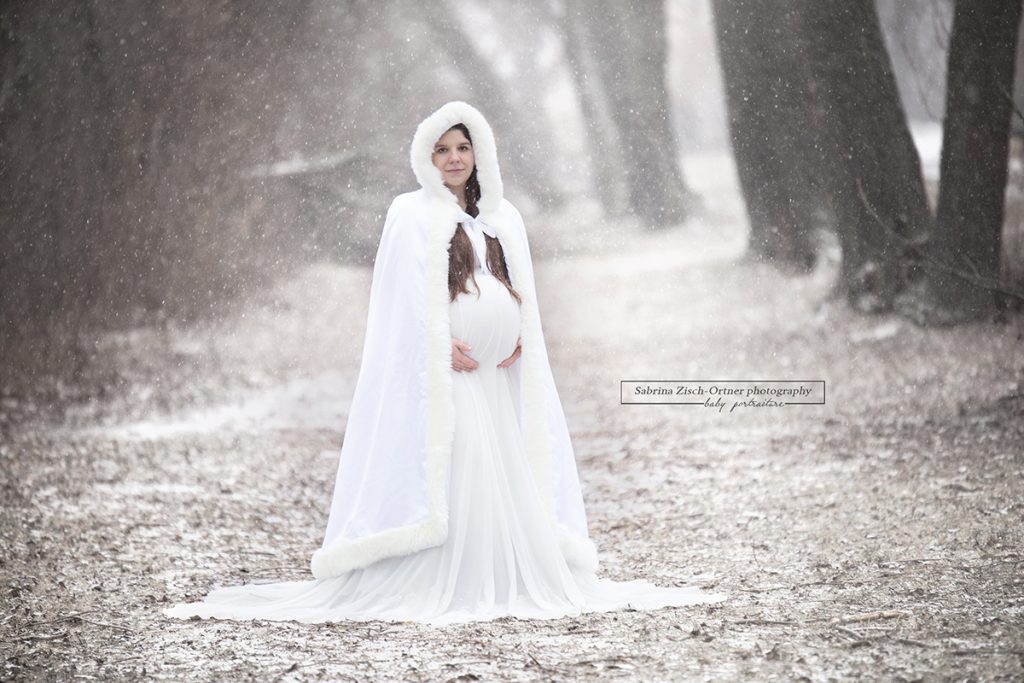 weißes Harper Babybauchkleid mit Chiffon Prinzessinen Rock und weißem Mantel