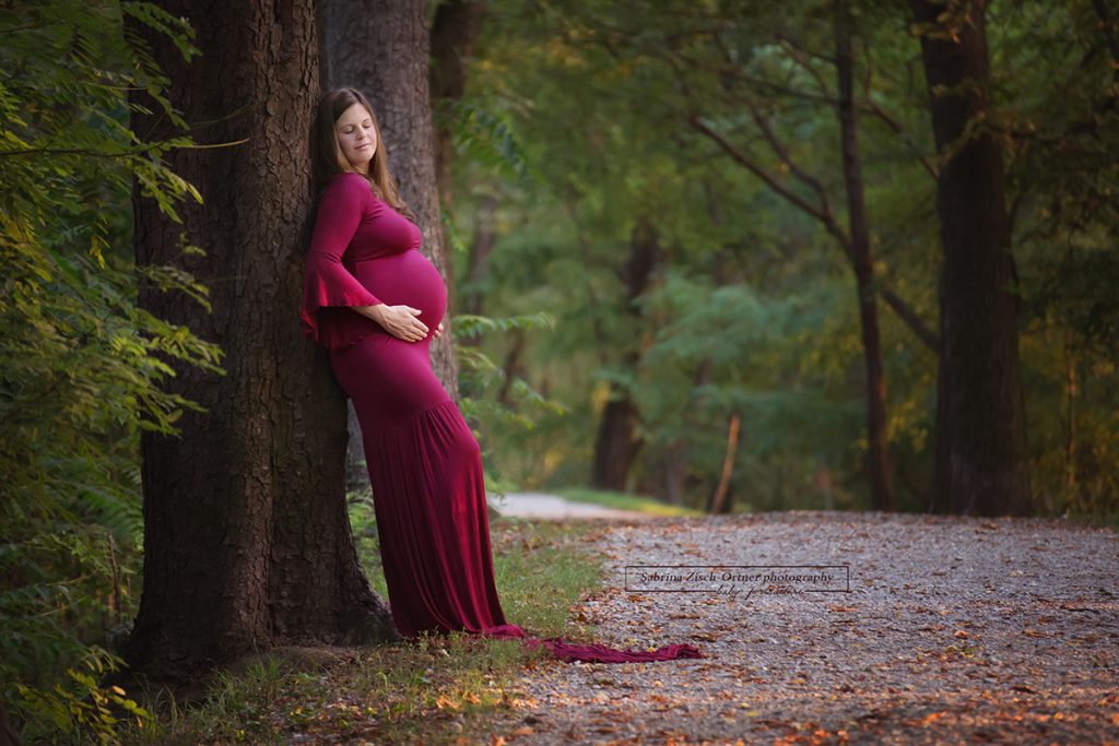 wunderhübsche bald Mama im roten Babybauchkleid