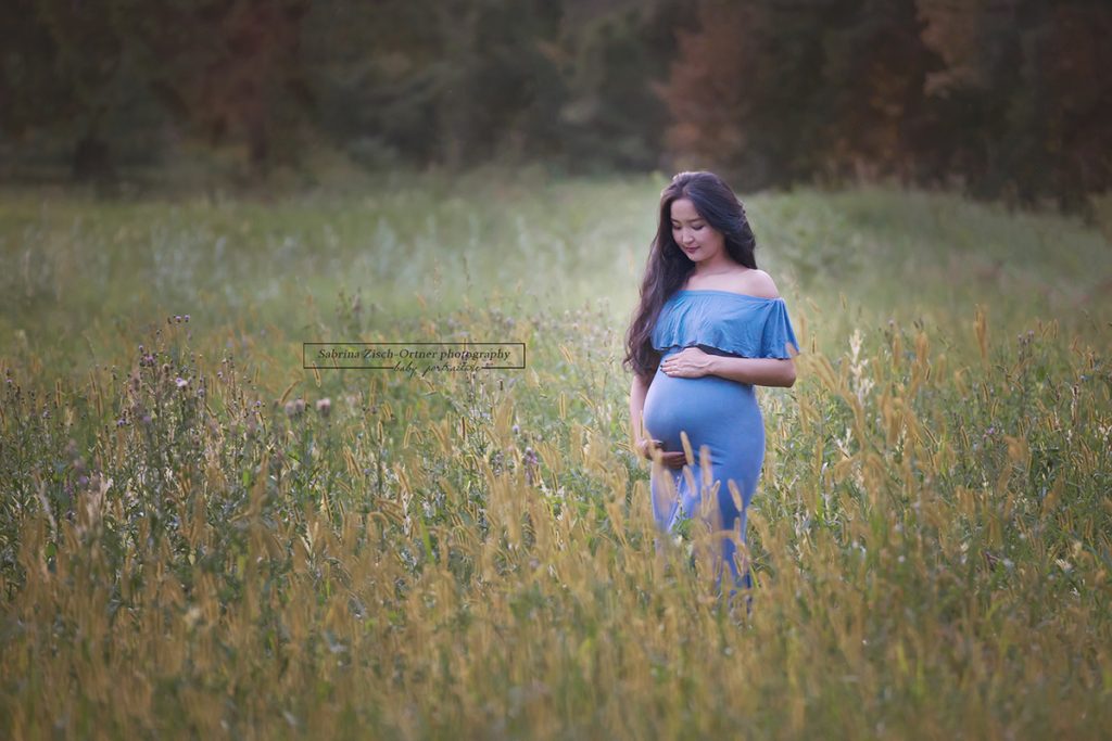 wundervolles Foto mit blauem Kleid im Feld