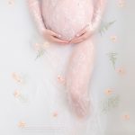 Babybauch in 30 Schwangerschaftswoche geniesst sein Milchbad