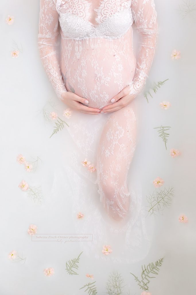 Babybauch in 30 Schwangerschaftswoche genießt sein Milchbad