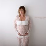 Babybauchkleid in Spitze in Verwendung beim Schwangerschaftsshooting