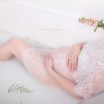Schwangerschaftsshooting in Badewanne als gemuetliches Milchbad