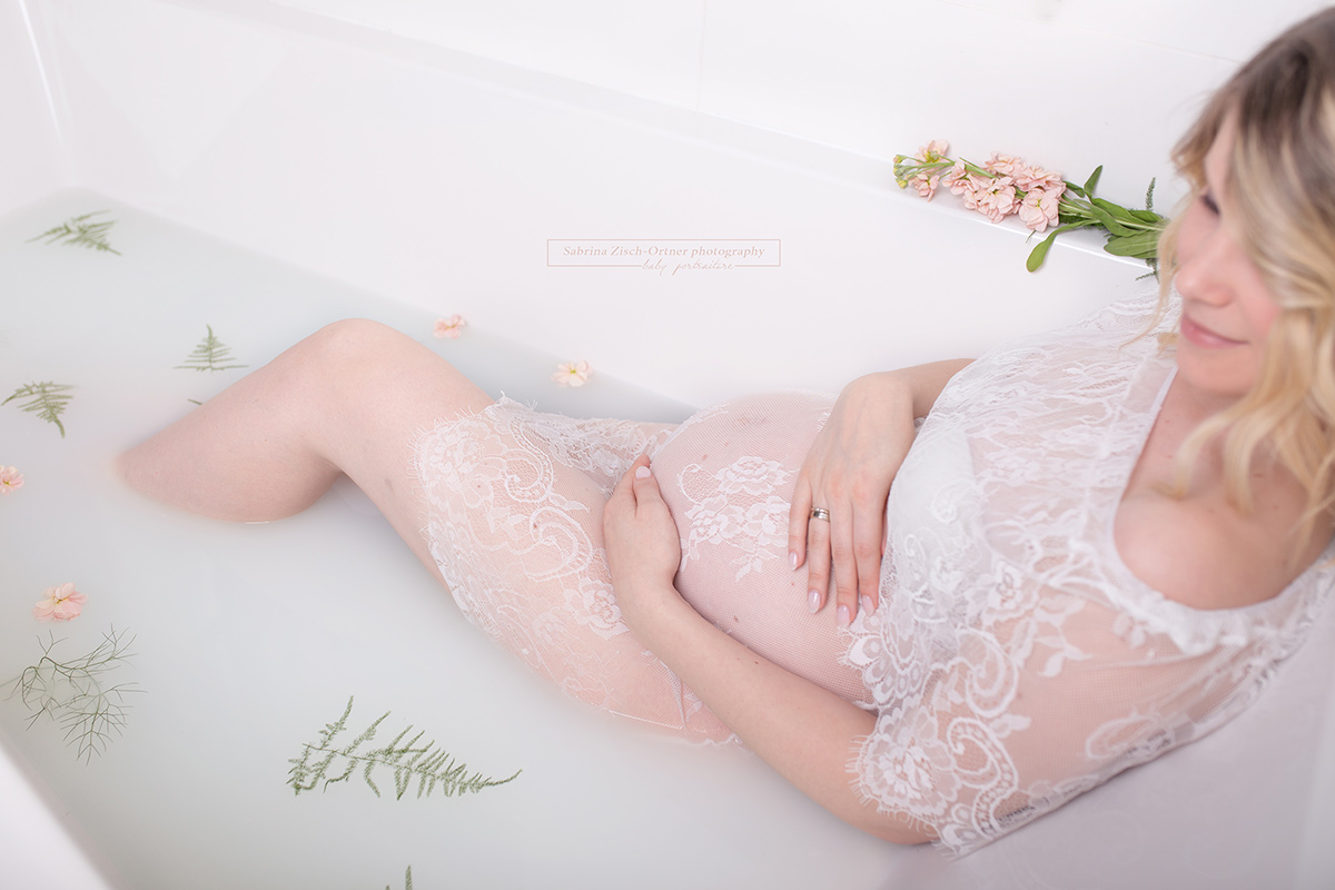 Schwangerschaftsshooting in Badewanne als gemütliches Milchbad