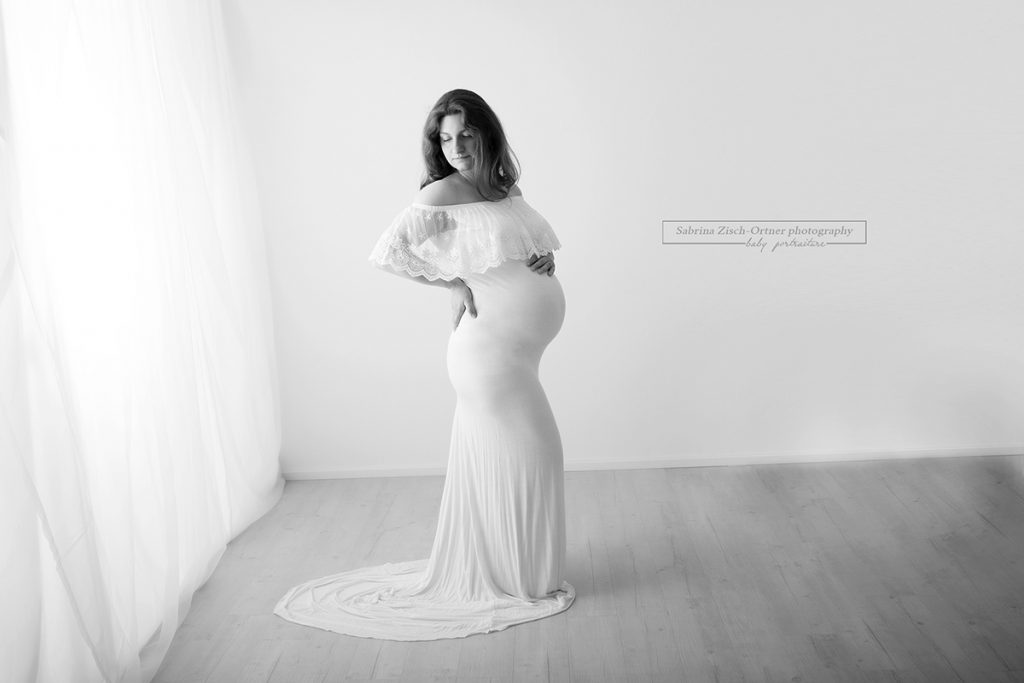 Studiobilder beim Babybauchshooting einer Schwangeren im weissen Kleid