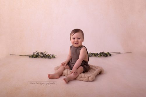 8 Monate alter Junge im bräunlichen Foto Setup