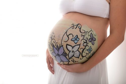 Blumenmotiv auf Babybauch gemalt für Schwangerschaftsshooting
