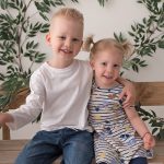 Geschwisterfoto von Junge und Mädchen bei Kindergarten Minisession