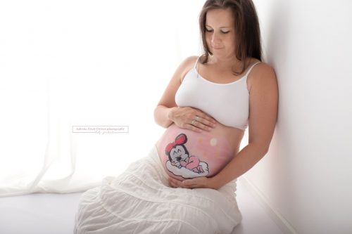 Minnie Maus in Rosa auf Schwangerschaftsbauch gemalt Bellypainting inkl Fotoshooting