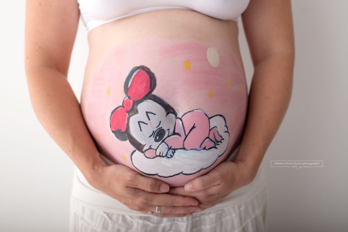 Minnie Maus und Micky auf Babybauch gemalt für Fotoshooting