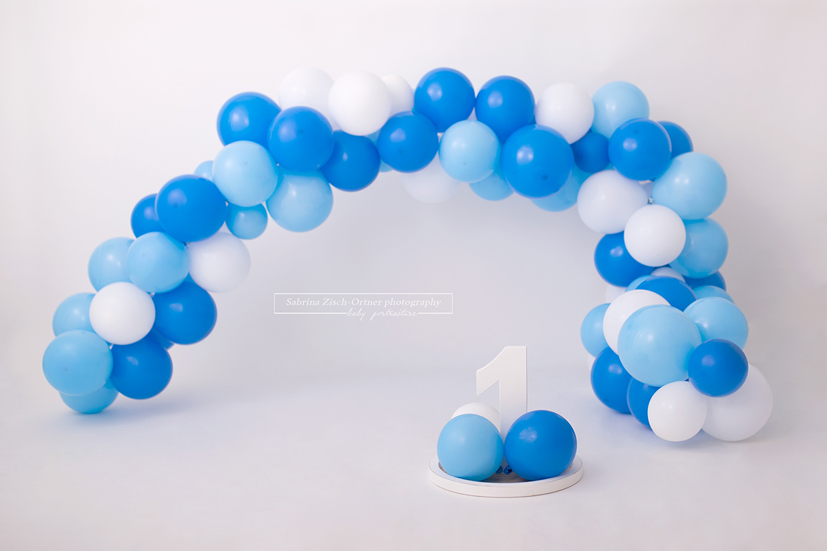 Luftballon Girlande in weiß dunkelblau und hellblau für Meilenstein Fotoshooting