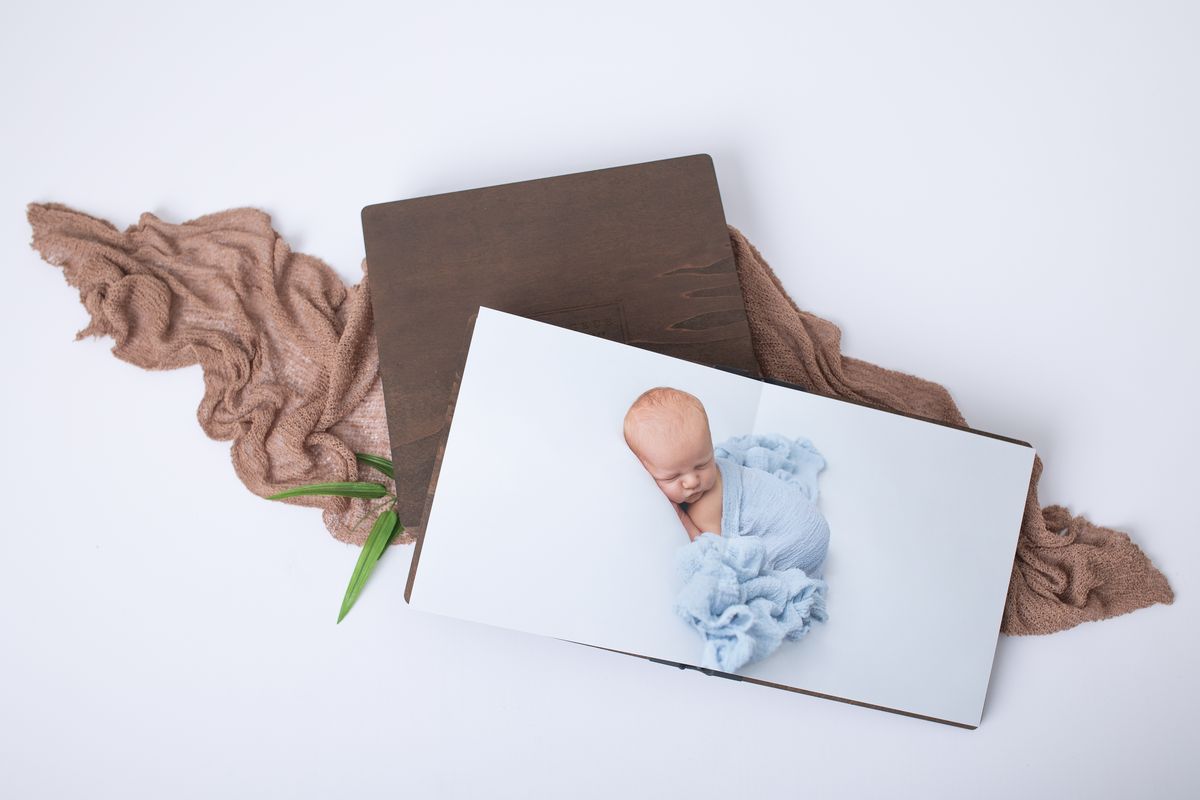 Babyfotos im Holzbuch als Erinnerung