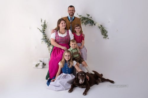 Familie mit drei Kindern in Tracht und Dirndl beim Familienfoto