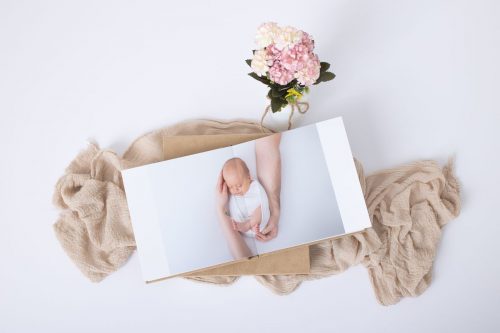 Familienfoto bei Neugeborenenshooting in Familien Fotoalbum
