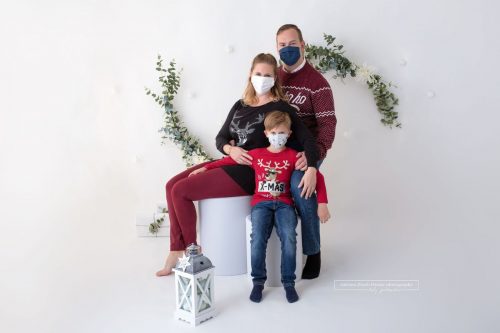 Familienfoto mit Maske im Jahr 2020