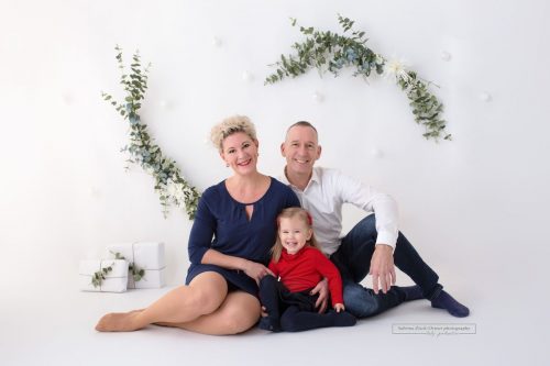 Familienfoto mit weihnachtlichem selbstgemachten Hintergrund