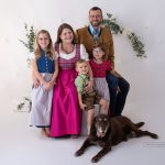 Fünfköpfige Familie mit Familienhund beim Fotoshooting