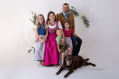 Fuenfkoepfige Familie mit Familienhund beim Fotoshooting