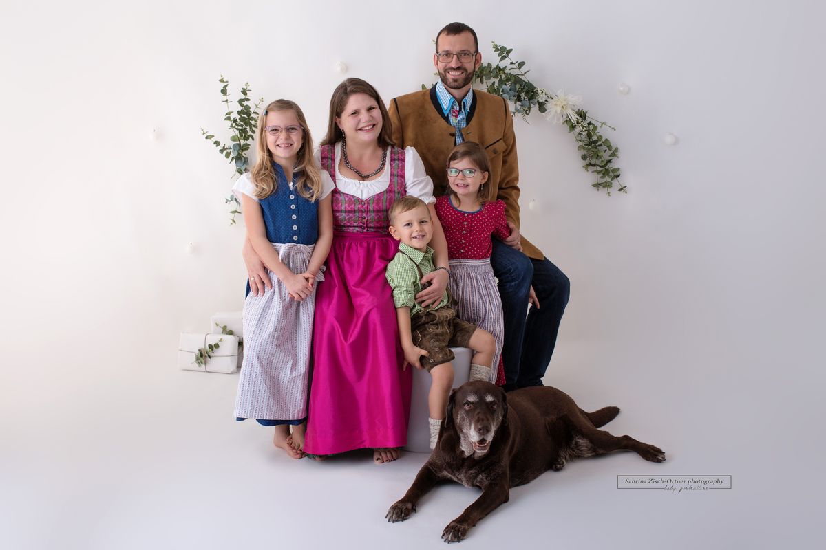 Fünfköpfige Familie mit Familienhund beim Fotoshooting