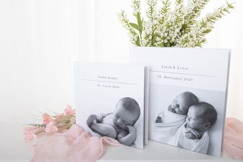 Pearl Fotoalbum mit Schwarz Weiß Bild von Neugeborenen Zwilliingen am Cover in verschiedenen Größen
