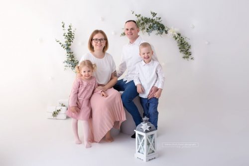 Vierkoepfige Familie bei ihrem jaehrlichen Familienfotoshooting