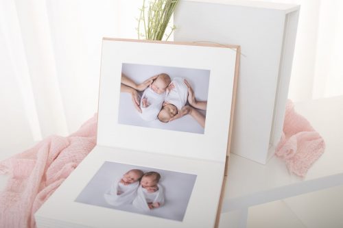 Zwillingsbabys ausgedruckte Fotos in Album mit Einschubbox