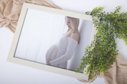 weißer Bilderrahmen aus Holz Babybauch Schwangerschaftsfoto
