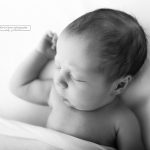 Portraitaufnahme von Baby in Schwarz Weiss
