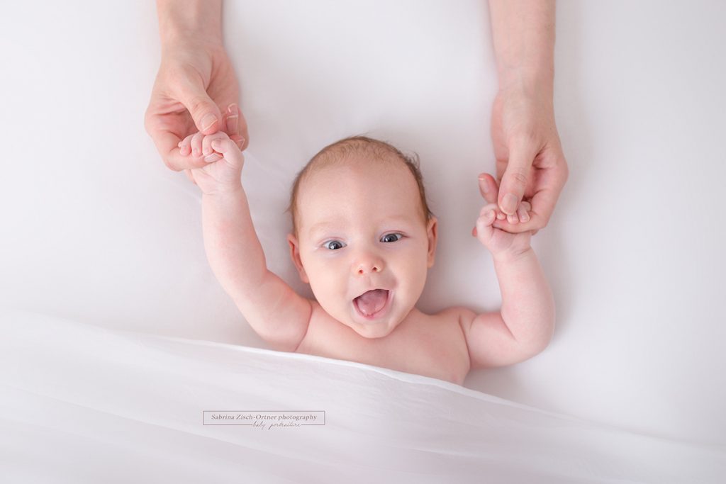 waches Baby beim Neugeborenen Fotoshooting in Wien