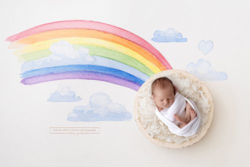 Baby auf Wolke mit handgemalten Regenbogen