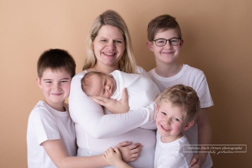 Mama und ihre Söhne auf einem Foto