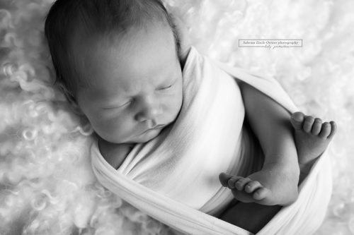 Schwarz-Weiß Foto von eingewickeltem Baby