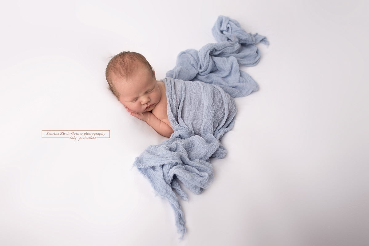 frisch geschlüpfter Babybub in blauem Tuch
