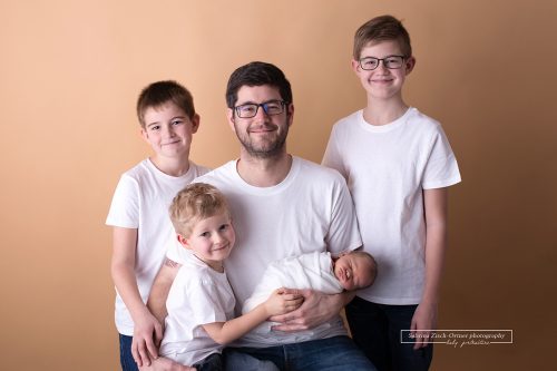 stolze Papa und seine Söhne auf einem Foto