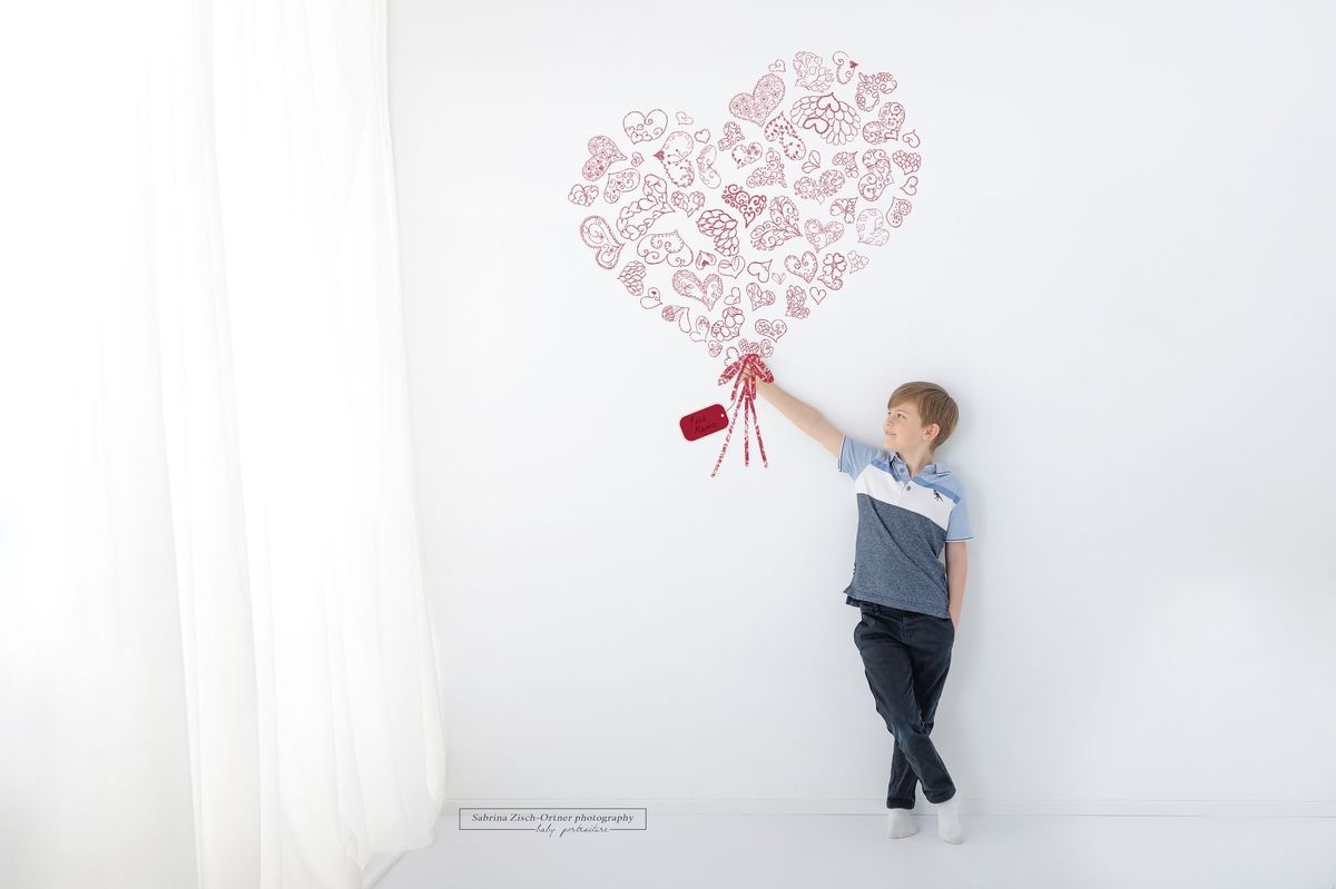 Als Muttertagsgeschenk ein Foto mit Sohn und rotem Herzblumenstrauß