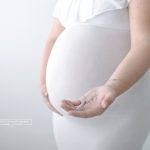 Spritze der künstlichen Befruchtung als Highlight beim Babybauch Fotoshooting