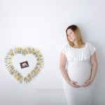 Ultraschallbild inmitten einem Herz aus Spritzen einer künstlichen Befruchtung mit glücklichen Schwangeren