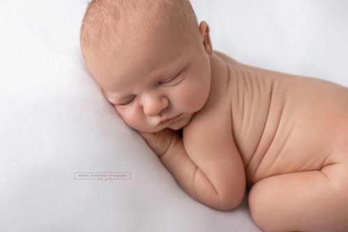 Neugeborenens Baby mit süßem Gesichtchen und den Falten