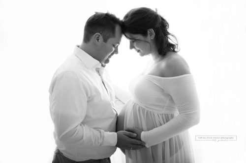werdenden Eltern beim Schwangerschaftsfotografie Babybauchshooting in Wien