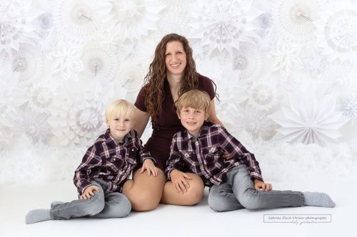Mama mit zwei Burschen ihren Jungs beim Familien Weihnachts Fotoshooting