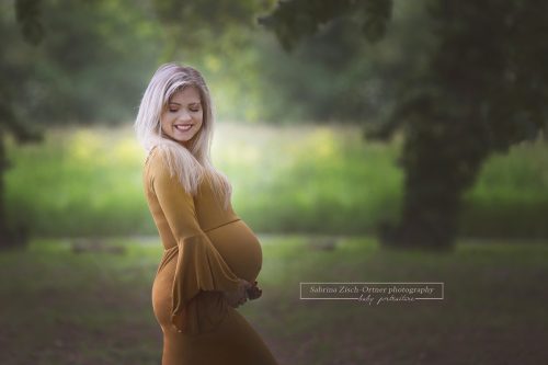 Babybauch Schwangerschafts Fotoshooting Outdoor in der Natur mit Zisch-Ortner